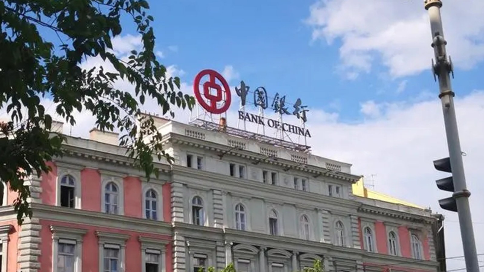中國(guó)銀(yín)行(xíng)标志(zhì)設計(jì)的(de)戶外(wài)招牌形象.jpg