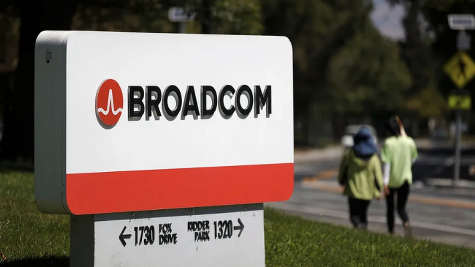 Broadcom博通(tōng)芯片公司logo設計(jì)戶外(wài)标識/