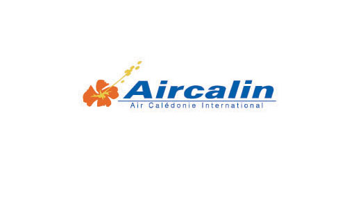 用(yòng)金(jīn)色的(de)花(huā)朵代表服務品質，aircalin航空(kōng)品牌LOGO設計(jì)